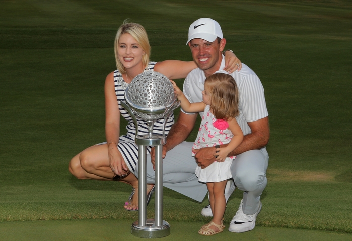 Charl Schwartzel med sin hustru Rosalind, datteren Olivia og Tshwane Open trofæet