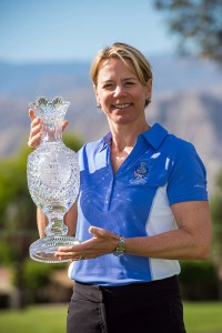 Annika Sörenstam med Solheim Cup trofæet - Foto: Gabriel Roux