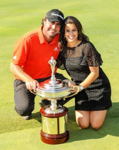 Steven Bowditch med sin hustru efter sejren i AT&T Byron Nelson Championship 2015