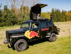 Sponsoren Red Bull med en DJ og dunkende rytmer bidrog til den festlige stemning under Long Drivers European Tour. Foto: Per Pedersen.
